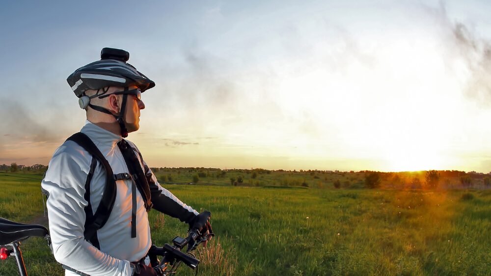 自転車旅をする男性