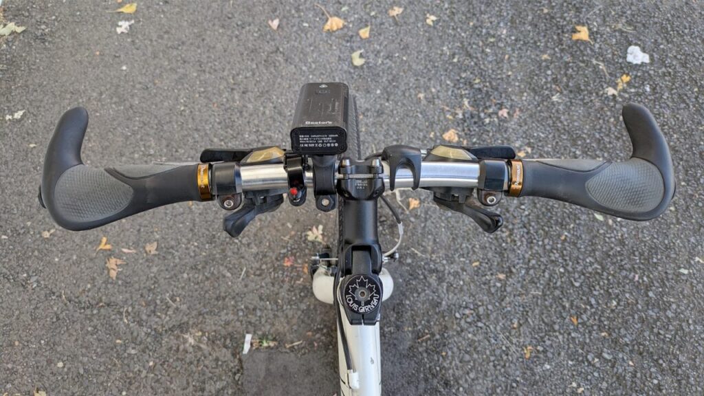 クロスバイク　ハンドル　530㎜のフラットバーハンドルにエンドバー付きグリップを付けた状態