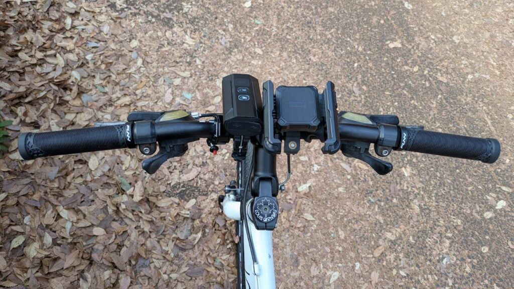 クロスバイク　ハンドル　580㎜の幅広ライザーバーに棒状のグリップを付けた状態